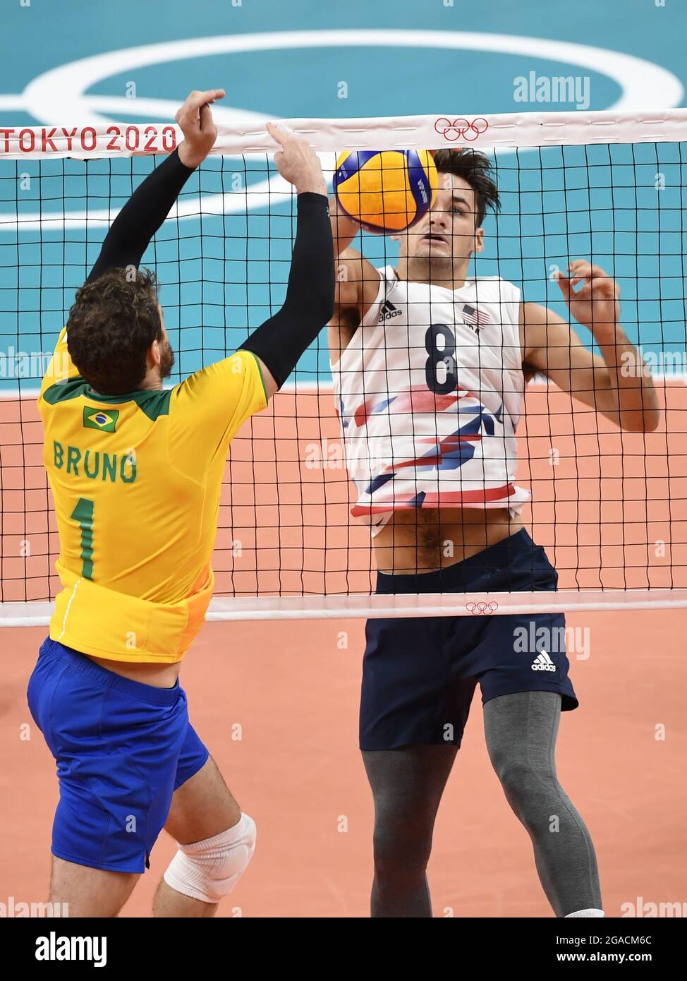 Tokyo, Japon. 30 juillet 2021. Aux États-Unis, Torey Defalco (8) n'est pas en mesure d'empêcher le brésilien Bruno Mossa Rezende (1) de marquer son score lors de la compétition de volley-ball masculin aux Jeux olympiques de Tokyo en 2020, le vendredi 30 juillet 2021, à Tokyo, au Japon. Le Brésil a gagné 30-32, 25-23 et 25-21. Photo de Mike Theiler/UPI crédit: UPI/Alay Live News Banque D'Images