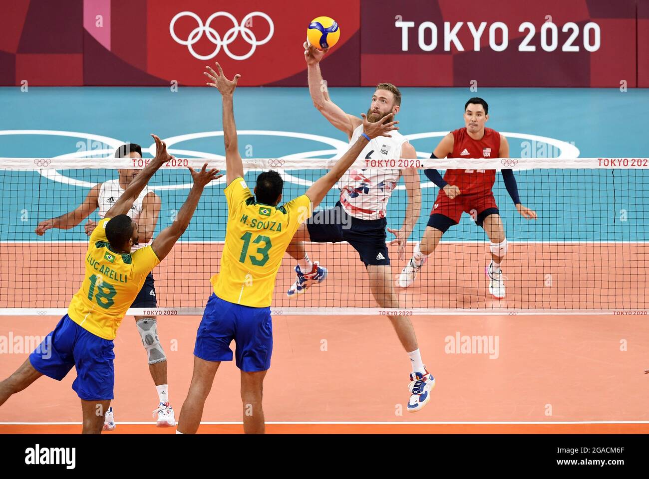 Tokyo, Japon. 30 juillet 2021. Mitchell Stahl (6) des États-Unis joue le ballon sur les défenseurs brésiliens Ricardo Lucarelli Souza (18) et Mauricio Luiz de Souza dans le cadre de la compétition de volley-ball masculin aux Jeux Olympiques de Tokyo 2020, le vendredi 30 juillet 2021, à Tokyo, au Japon. Le Brésil a gagné 30-32, 25-23 et 25-21. Photo de Mike Theiler/UPI crédit: UPI/Alay Live News Banque D'Images