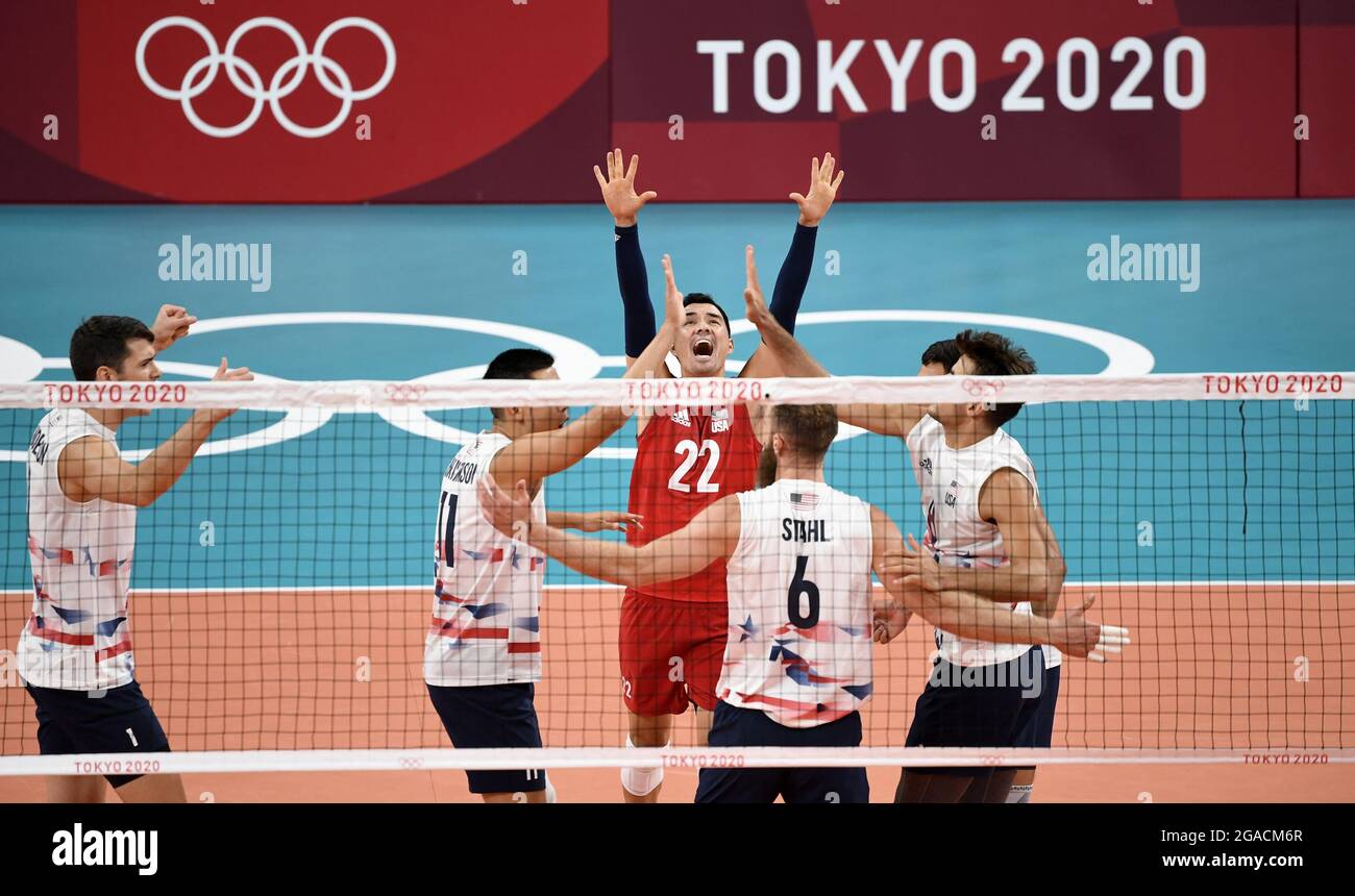 Tokyo, Japon. 30 juillet 2021. Les membres de l'équipe des États-Unis applaudissent après avoir obtenu un point dans leur match contre le Brésil lors de la compétition de volley-ball masculin aux Jeux olympiques de Tokyo 2020, le vendredi 30 juillet 2021, à Tokyo, au Japon. Le Brésil a gagné 30-32, 25-23 et 25-21. Photo de Mike Theiler/UPI crédit: UPI/Alay Live News Banque D'Images