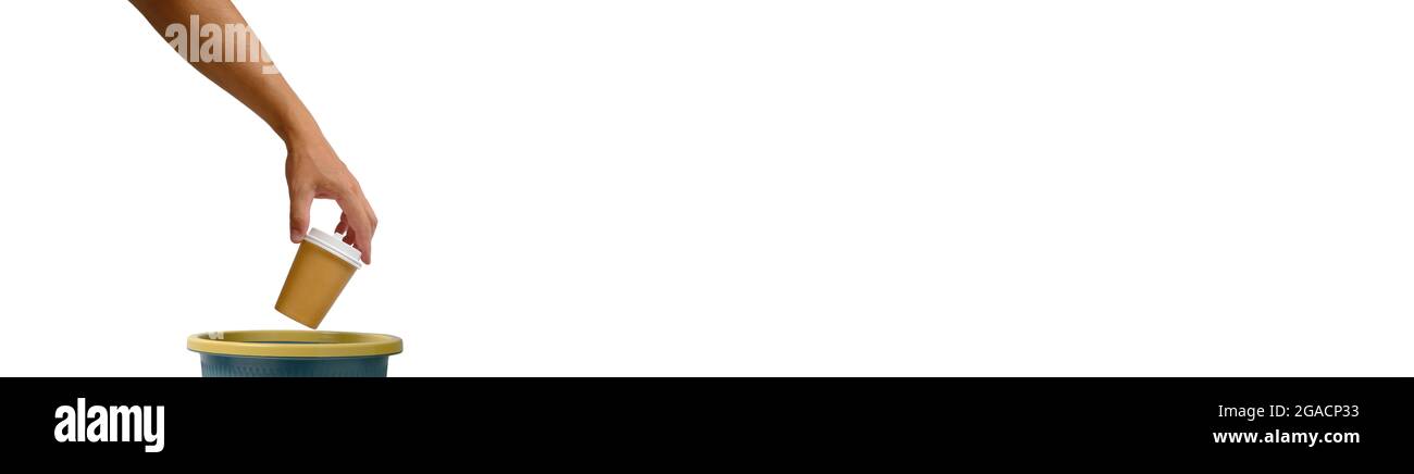 Bannière une main d'homme jette une tasse de café jetable dans la poubelle, sur fond blanc d'isolat Banque D'Images