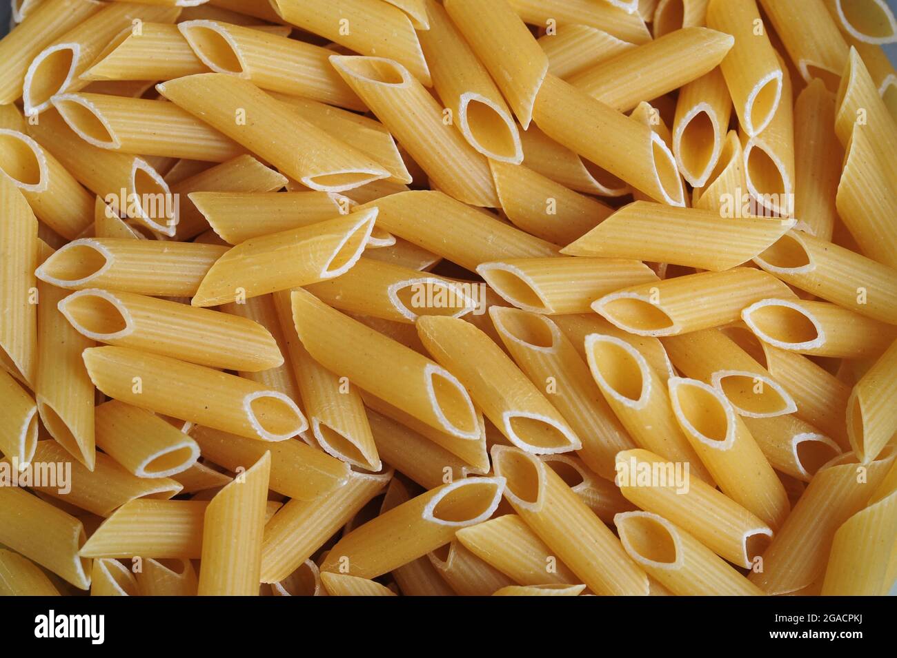 Penne Rigate Pasta, Penne est un type extrudé de pâtes avec des morceaux en forme de cylindre, leurs extrémités coupées à un biais. Penne est la forme plurielle de l'italien Banque D'Images