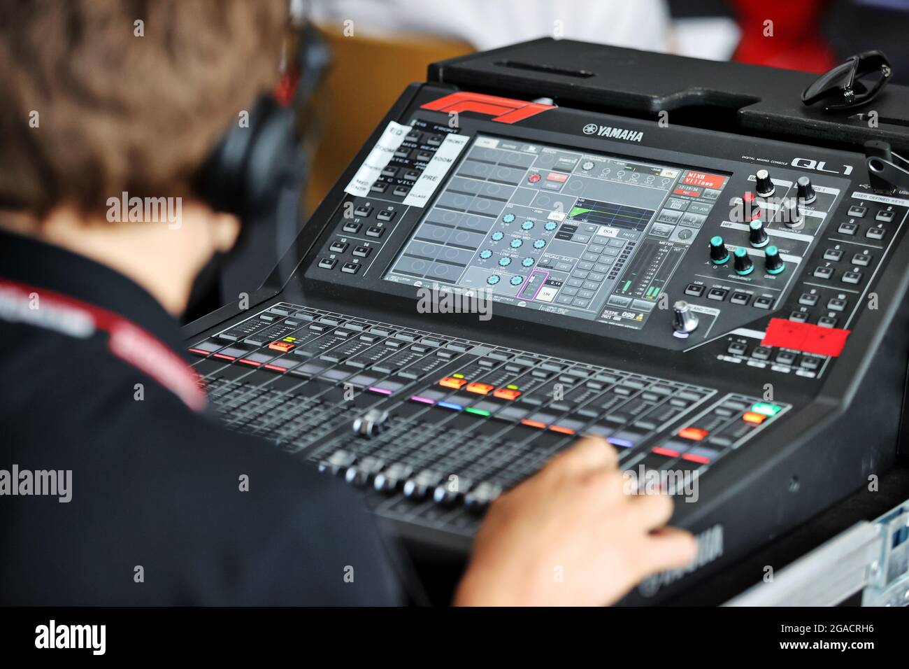 Budapest, Hongrie. 30 juillet 2021. 30 juillet 2021, Budapest, Hongrie. Un mélangeur numérique Yamaha QL1 utilisé lors de la conférence de presse de la FIA. Grand Prix de Hongrie, vendredi 30 juillet 2021. Budapest, Hongrie. Credit: James Moy/Alamy Live News Credit: James Moy/Alamy Live News Banque D'Images