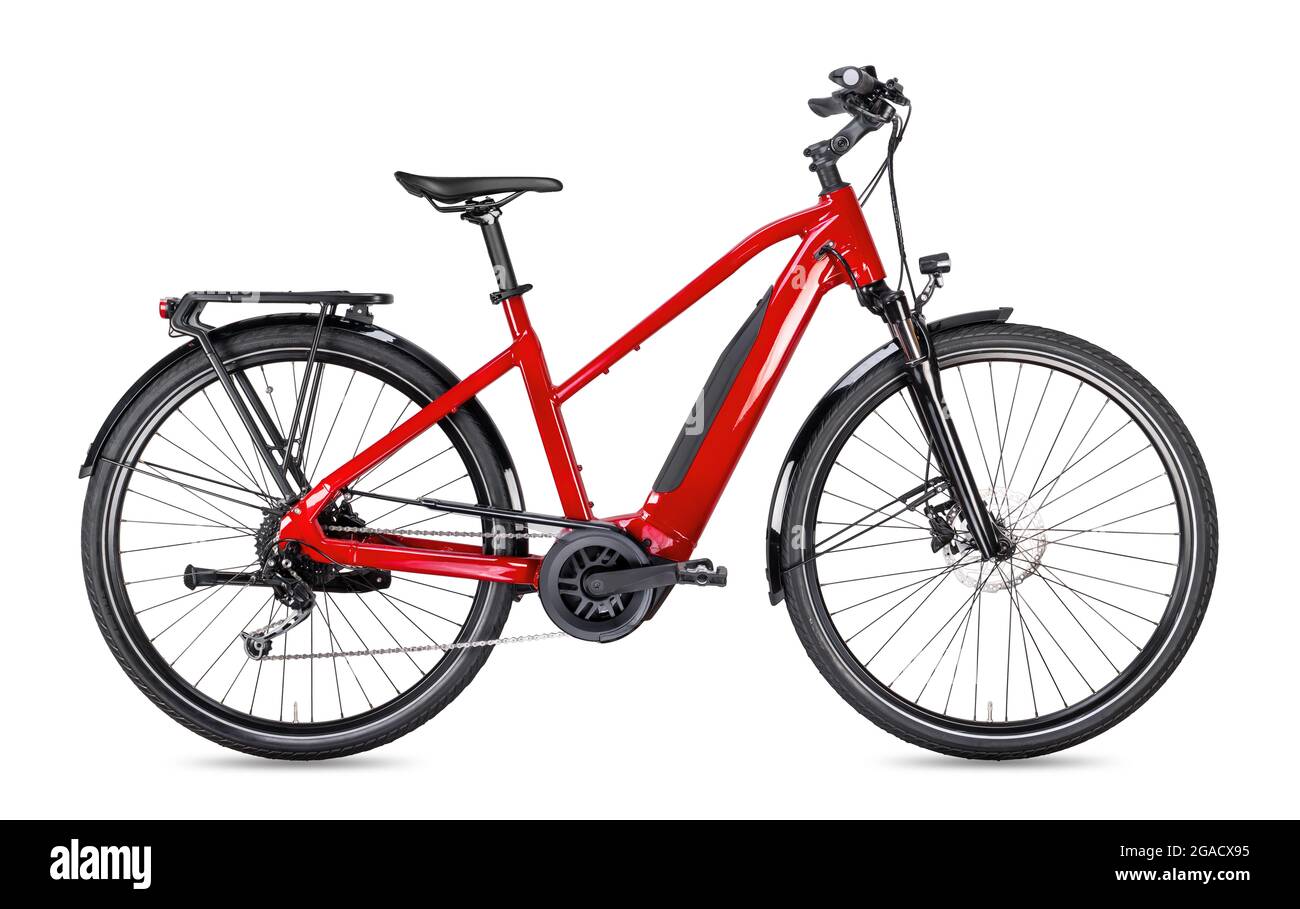 rouge moderne mi-entraînement ville à moteur excursions ou trekking e vélo pedelec avec moteur électrique support central. ebike alimenté par batterie isolé sur arrière blanc Banque D'Images
