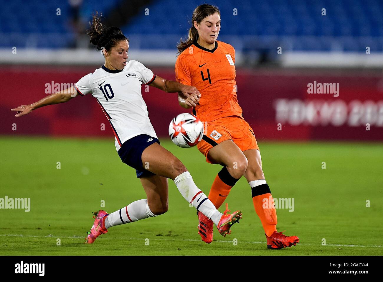 Yokohama, Japon. 30 juillet 2021. YOKOHAMA, JAPON - JUILLET 30 : Carli Lloyd des États-Unis et Aniek Nouwen des pays-Bas lors du tournoi de football olympique de Tokyo 2020 finale du match entre les pays-Bas et les États-Unis au Stade International Yokohama le 30 juillet 2021 à Yokohama, Japon (photo de Pablo Morano/Orange Pictures) NOCNSF crédit : Orange pics BV/Alay Live News Banque D'Images