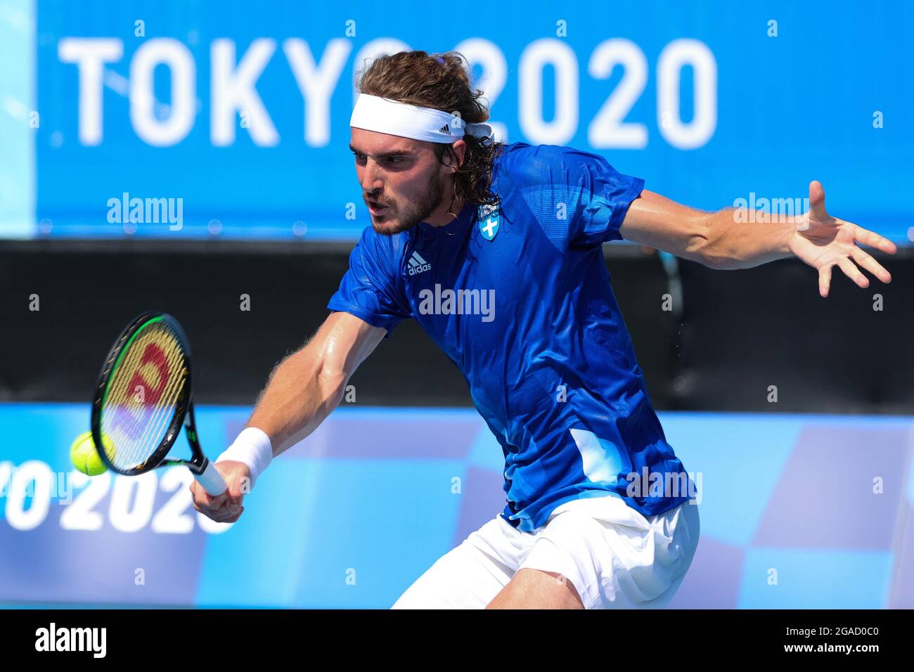 Tokyo, Japon, 28 juillet 2021. Stefanos Tsitsipas joue un coup lors du match de tennis masculin Round 3 entre Ugo Humbert de France et Stefanos Tsitsipas de Grèce le jour 5 des Jeux Olympiques de Tokyo 2020. Crédit : Pete Dovgan/Speed Media/Alamy Live News) Banque D'Images