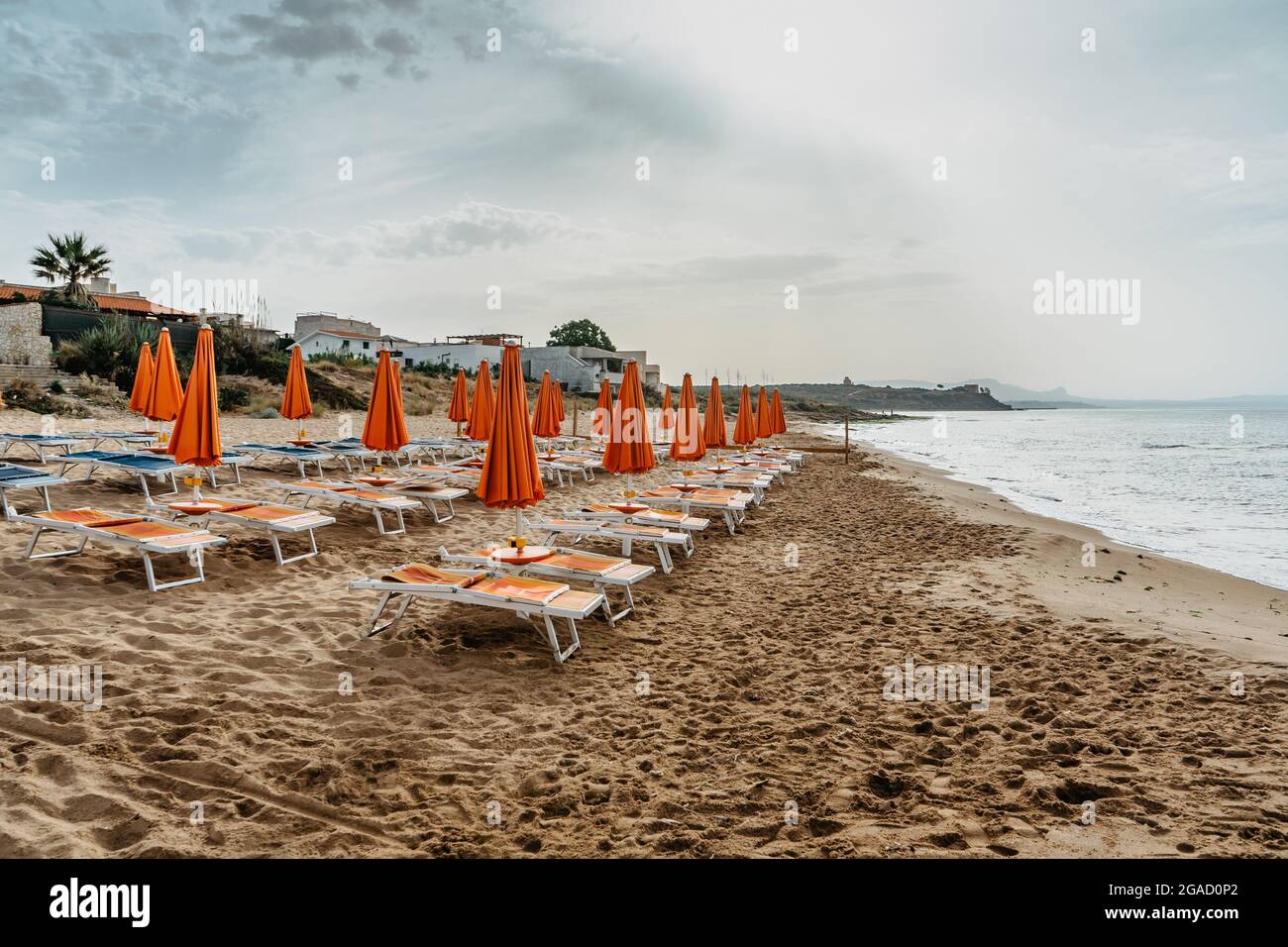 Vue de parasols, chaises longues sur la plage de sable et la mer.plage vide attendant les touristes, la Sicile, l'Italie.Voyage agence concept banner.Relax vacances Banque D'Images