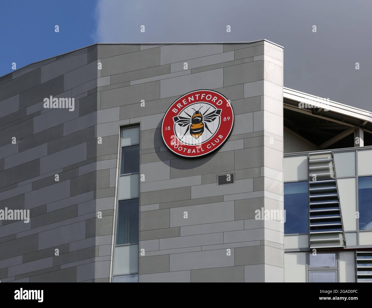 Détail du nouveau stade du club de football de Brentford à West London, Royaume-Uni montrant le logo de l'abeille club. Accueille également le London Irish Rugby Club. Banque D'Images