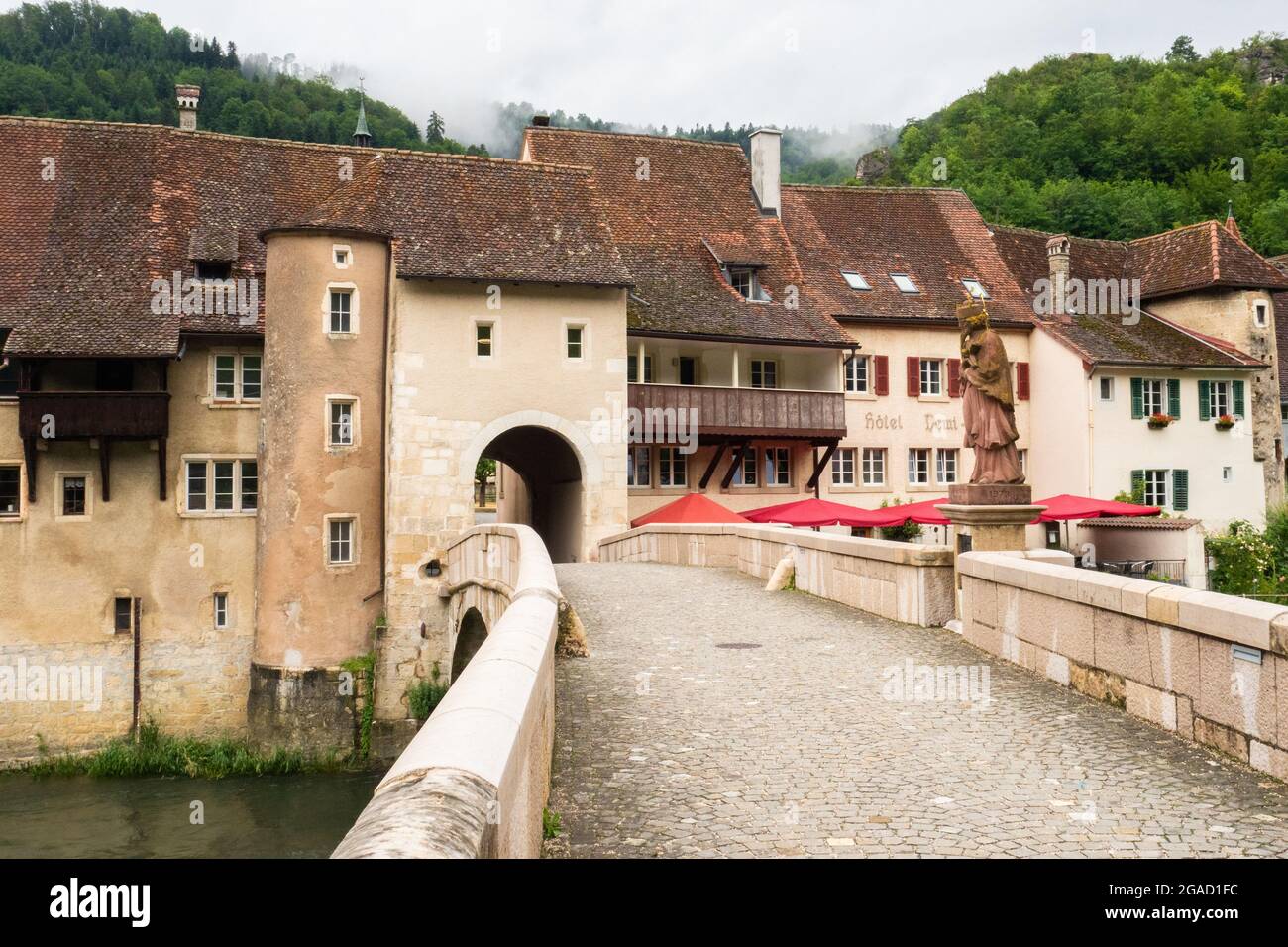 Saint-Ursanne, Suisse - 5 juillet 2021 : pont sur le Doubs, ligne d'horizon et porte d'entrée du centre historique Banque D'Images