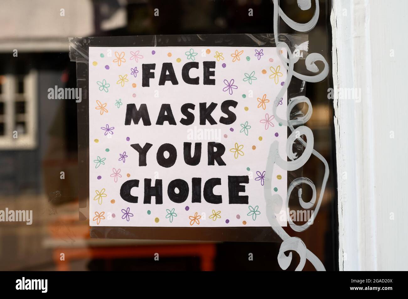 Inscrivez-vous dans une fenêtre d'atelier en disant que les masques sont le choix du client. Banque D'Images