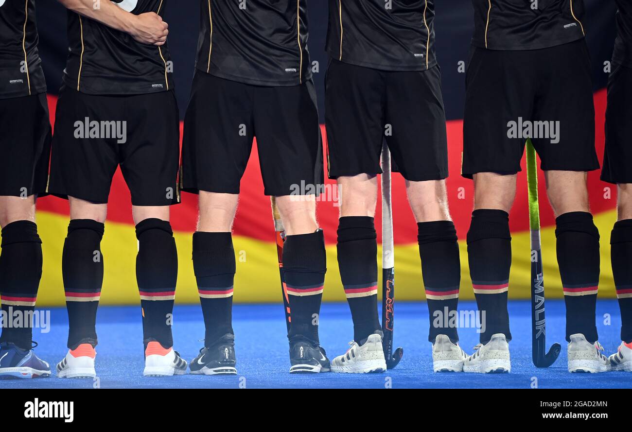 Tokyo, Japon. 30 juillet 2021. Hockey, femmes : Jeux Olympiques, Allemagne - pays-Bas, cycle préliminaire, Groupe B, Match 5 au stade de hockey Oi. L'équipe allemande se tient ensemble pendant l'hymne national. Credit: Sebastian Gollnow/dpa/Alay Live News Banque D'Images