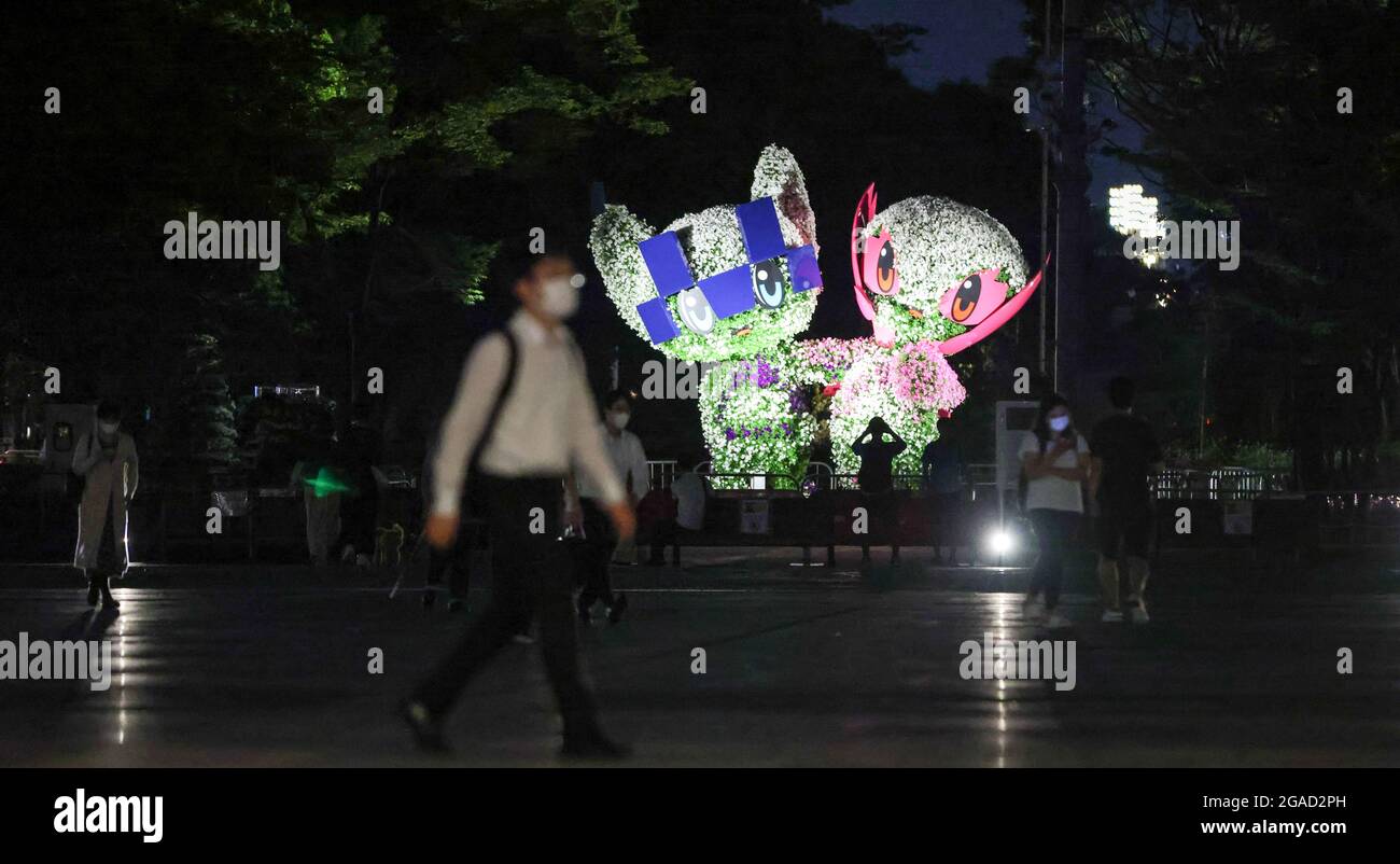 30 juillet 2021, Japon, Tokio: Les figures formées de plantes représentent les mascottes Miraitowa (l) pour les Jeux Olympiques et Someity pour les Jeux Paralympiques. Les Jeux Olympiques de Tokyo de 2020 auront lieu de 23.07.2021 à 08.08.2021. Photo: Jan Woitas/dpa-Zentralbild/dpa Banque D'Images