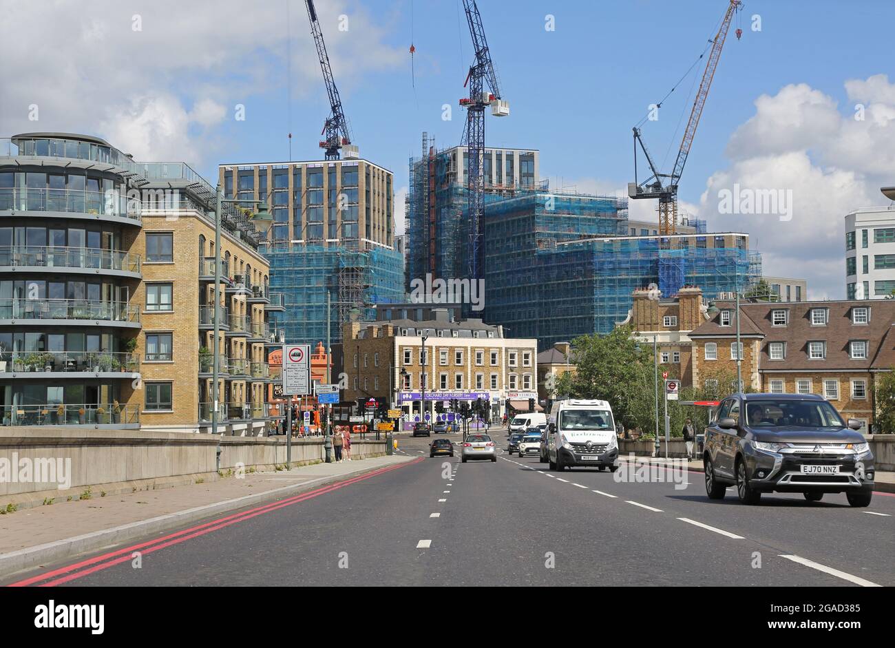 Kew Bridge, Londres, Royaume-Uni. La vue du nord montre de nouveaux immeubles d'appartements autour du nouveau stade de Brentford FC. Le pont relie les routes circulaires nord et sud de Londres Banque D'Images