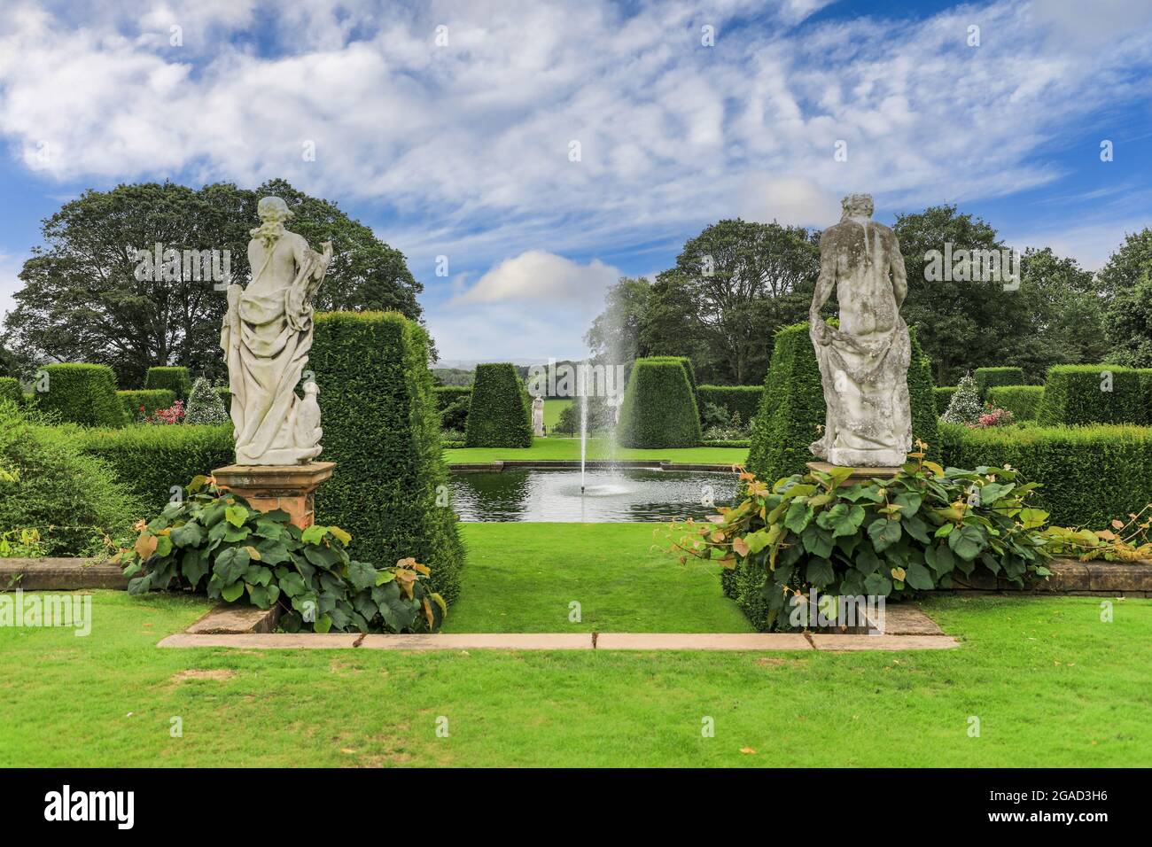 Statues et fontaine en face de Renishaw Hall & Gardens, Renishaw Park, maison de campagne à Renishaw, Chesterfield, Derbyshire, Angleterre, Royaume-Uni Banque D'Images