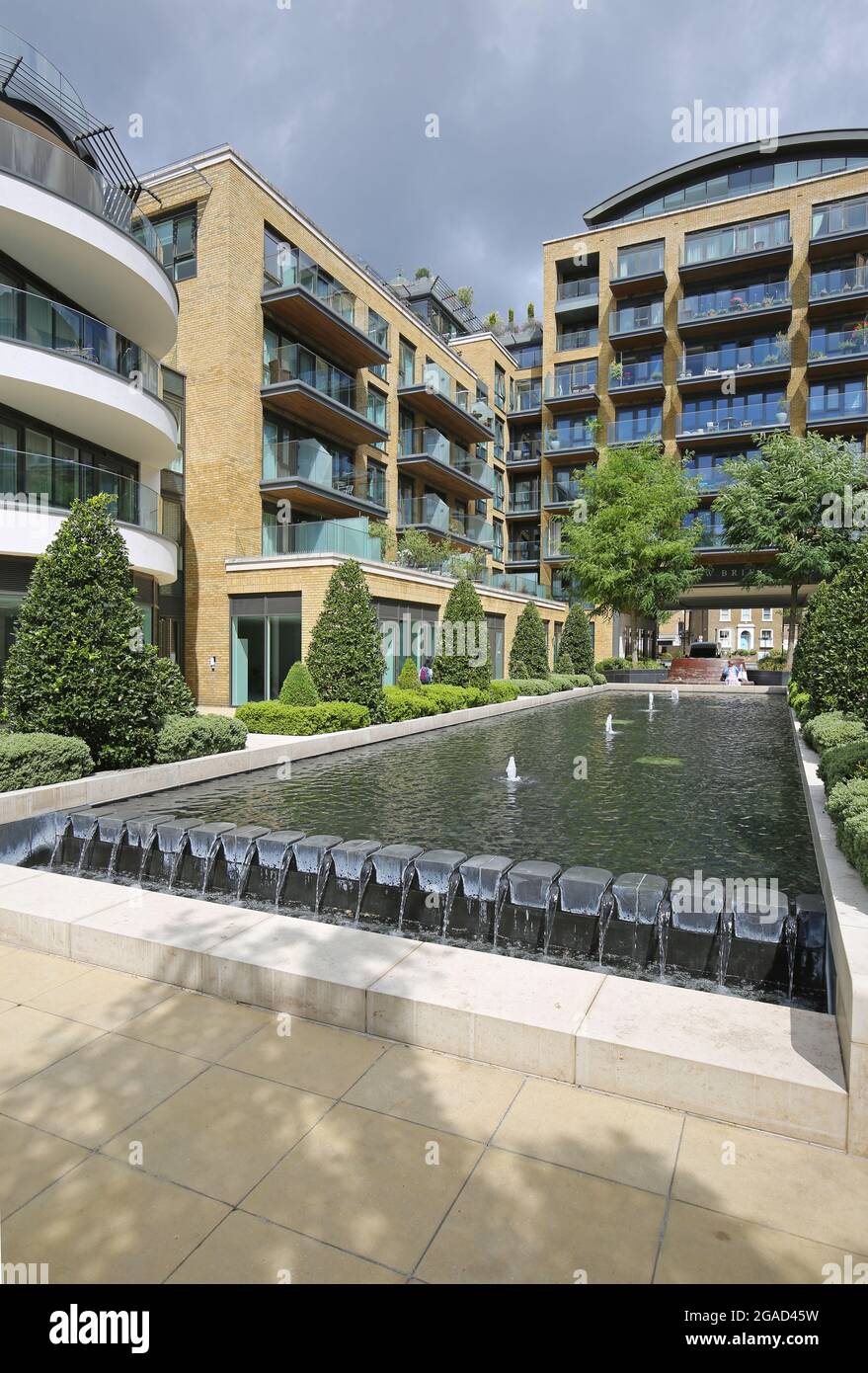 Nouveau développement résidentiel au bord de la rivière à Kew Bridge, à l'ouest de Londres, à côté de la Tamise. Banque D'Images