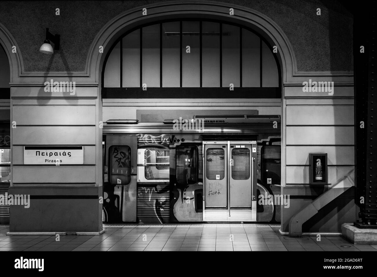 La gare du Pirée, le principal port d'Athènes, en Grèce, en version d'art noir et blanc. Banque D'Images