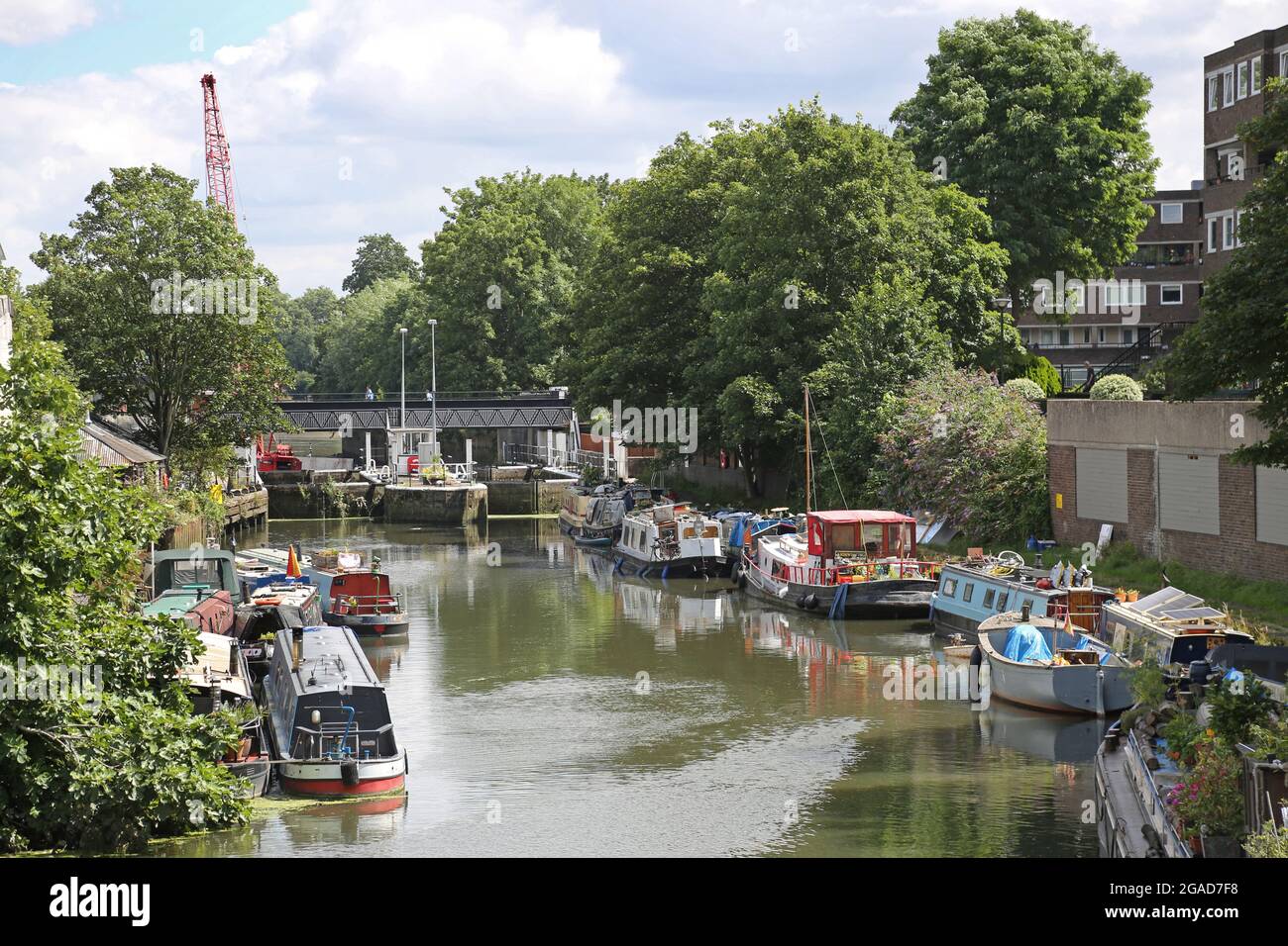 Péniche amarrée sur la rivière Brant à Brentford, à l'ouest de Londres, au Royaume-Uni. Affiche Brentford Lock. Vue en aval vers la Tamise. Banque D'Images