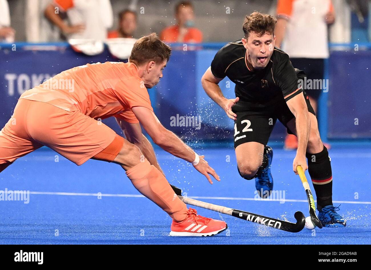 Tokyo, Japon. 30 juillet 2021. Hockey, hommes: Olympia, Allemagne - pays-Bas, cycle préliminaire, Groupe B, Match 5 au stade de hockey Oi. Sander de Wijn (l) des pays-Bas en action contre Timm Herzbruch en Allemagne. Credit: Sebastian Gollnow/dpa/Alay Live News Banque D'Images