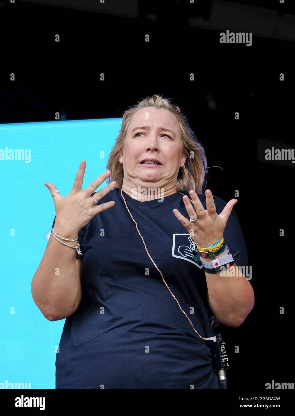 Lulworth, Dorset, 30 juillet 2021, British Sign Language signature interprète pour malentendants et besoins spéciaux familles divertissement sur la scène principale, Camp Bestival, Lulworth, Dorset Royaume-Uni crédit: Dawn Fletcher-Park/Alamy Live News Banque D'Images