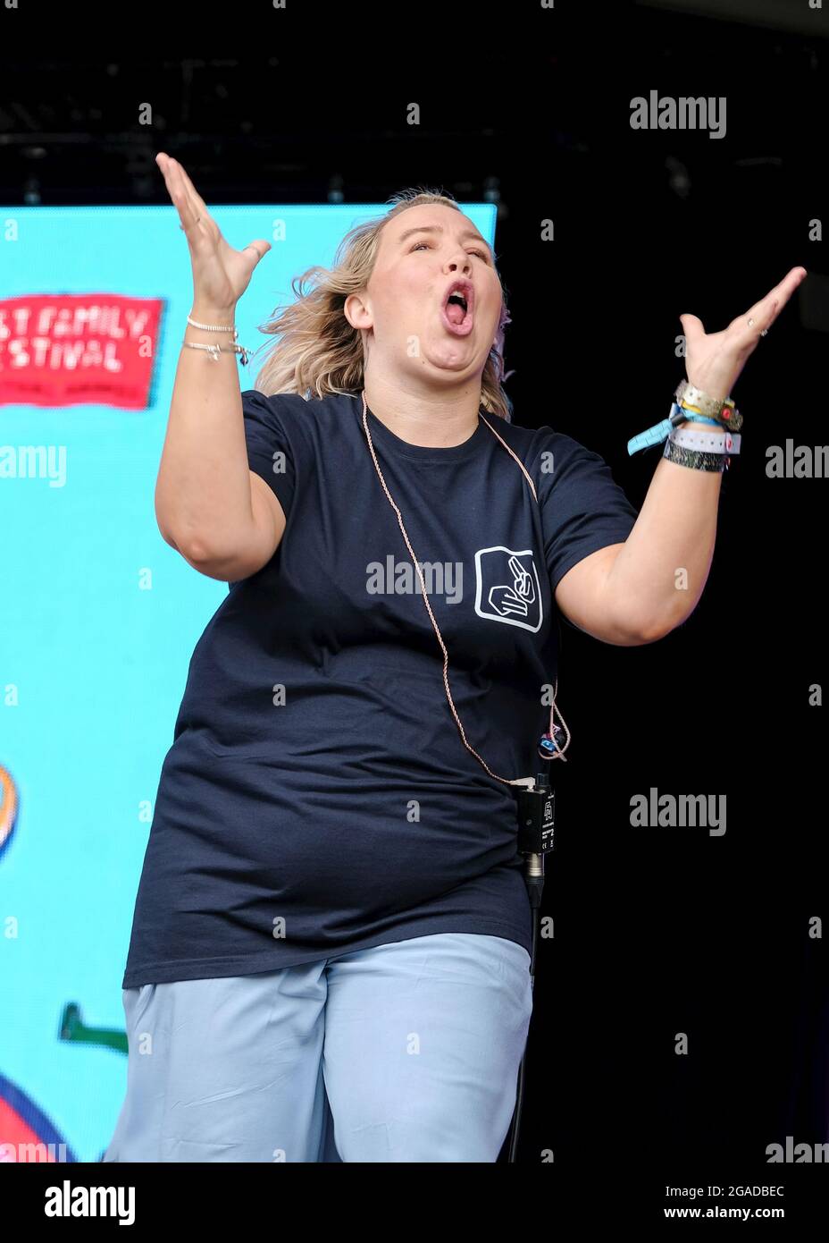 Lulworth, Dorset, 30 juillet 2021, British Sign Language signature interprète pour malentendants et besoins spéciaux familles divertissement sur la scène principale, Camp Bestival, Lulworth, Dorset Royaume-Uni crédit: Dawn Fletcher-Park/Alamy Live News Banque D'Images