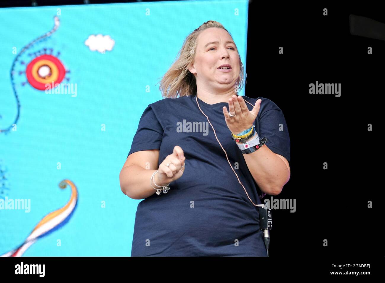 Lulworth, Dorset, 30 juillet 2021, British Sign Language signature interprète pour malentendants et besoins spéciaux familles divertissement sur la scène principale, Camp Bestival, Lulworth, Dorset Royaume-Uni crédit: Dawn Fletcher-Park/Alamy Live News Banque D'Images