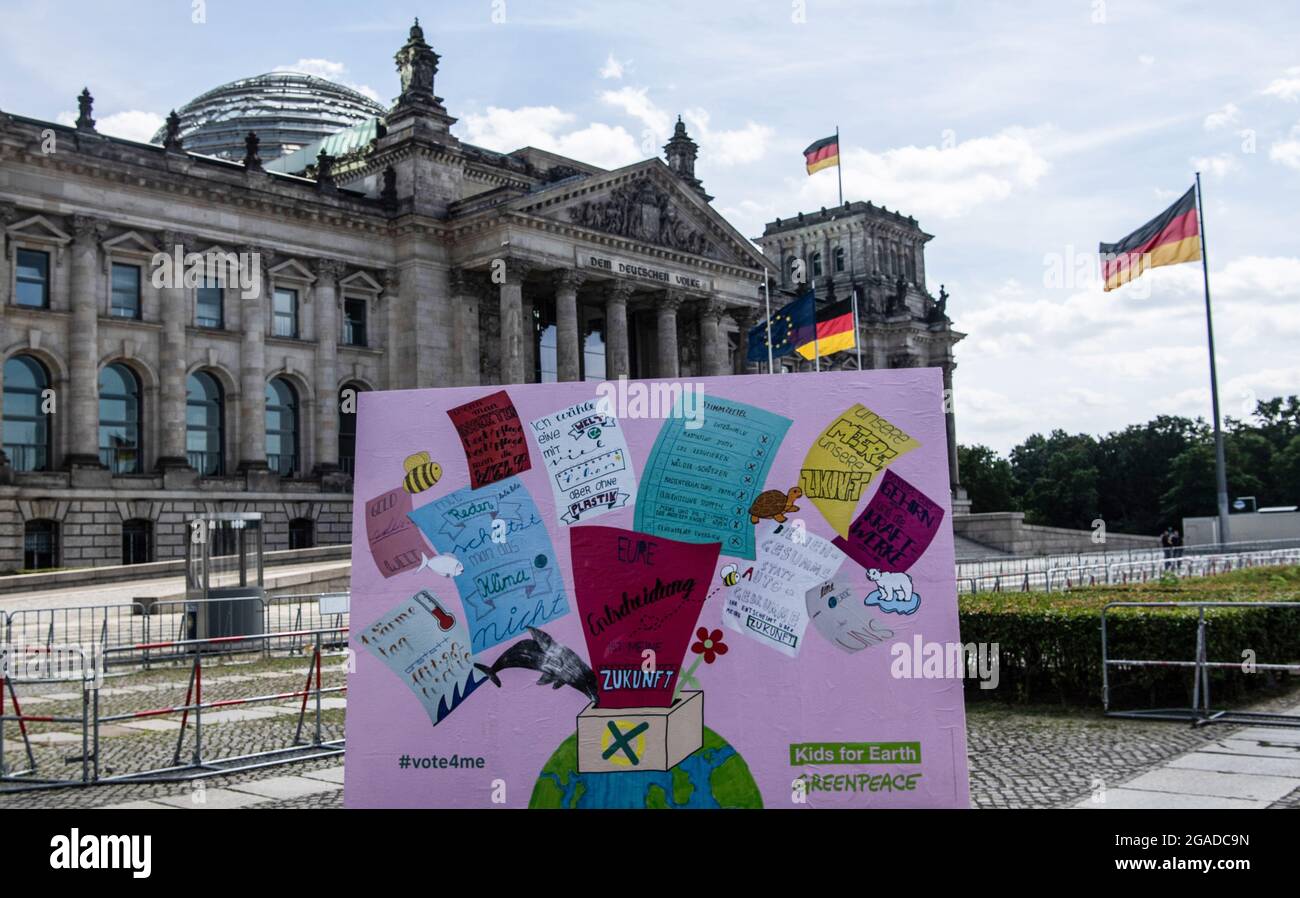 Berlin, Allemagne. 30 juillet 2021. Une affiche électorale se tient devant le Reichstag à Berlin à l'initiative de l'organisation de protection de l'environnement greenpeace au début de la campagne pour enfants vote4me. Credit: Paul Zinken/dpa/Alay Live News Banque D'Images