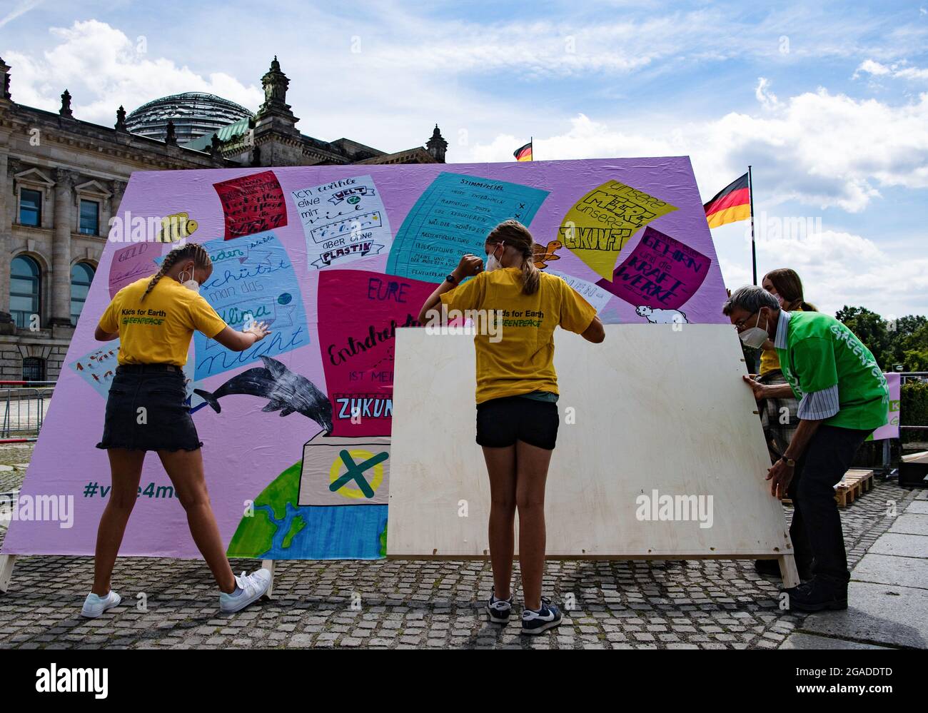 Berlin, Allemagne. 30 juillet 2021. De jeunes écologistes ont présenté une affiche électorale devant le Reichstag à Berlin à l'initiative de l'organisation de protection de l'environnement greenpeace pour marquer le début de la campagne pour enfants vote4me. Credit: Paul Zinken/dpa/Alay Live News Banque D'Images