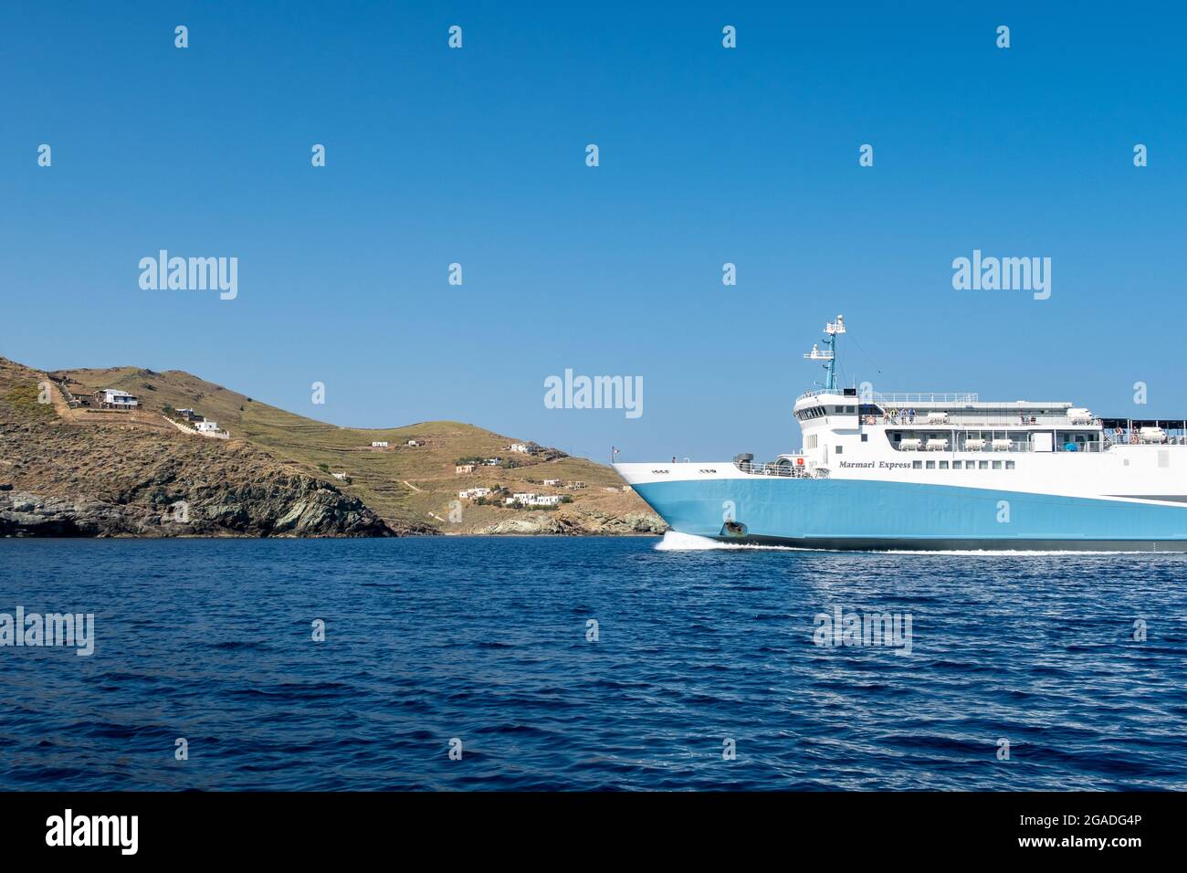 CORESSIA, Kea, Grèce, 05.06.2019. Marmari Express grand navire de ferry bleu entering port à Coressia sur l'île de Kea, Cyclades, Grèce. Banque D'Images