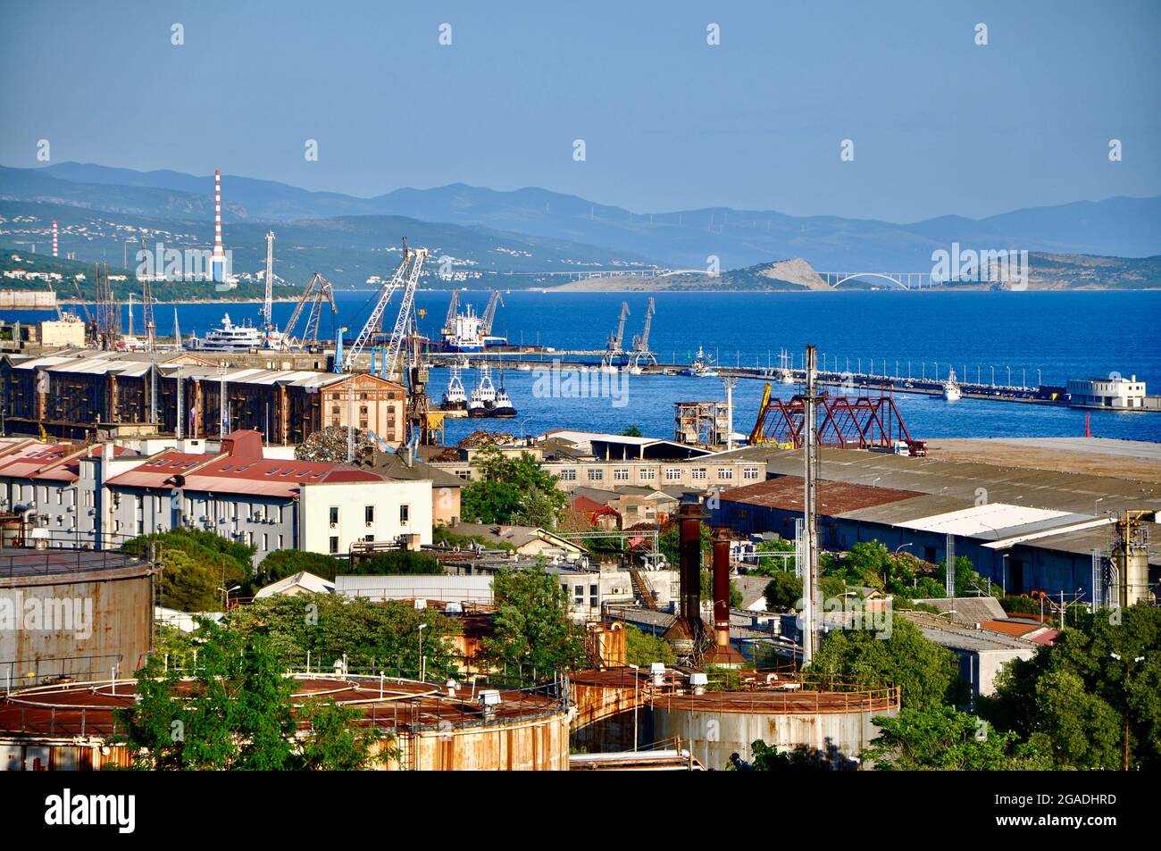 Ville industrielle et portuaire de Rijeka. Pont Krk en arrière-plan. Banque D'Images