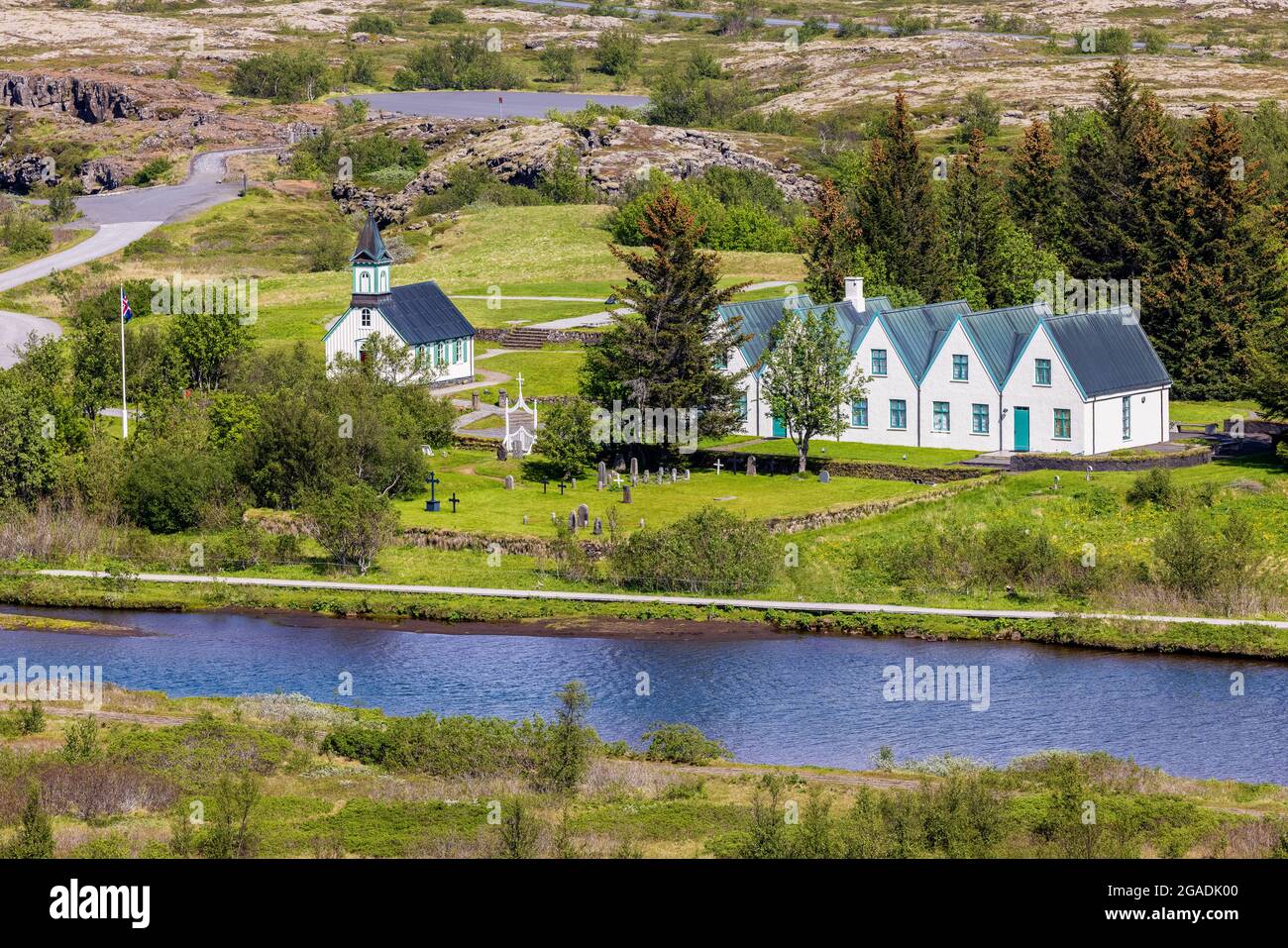 vue sur l'église du parc national de thingvellir et la maison d'été des premiers ministres islandais Banque D'Images