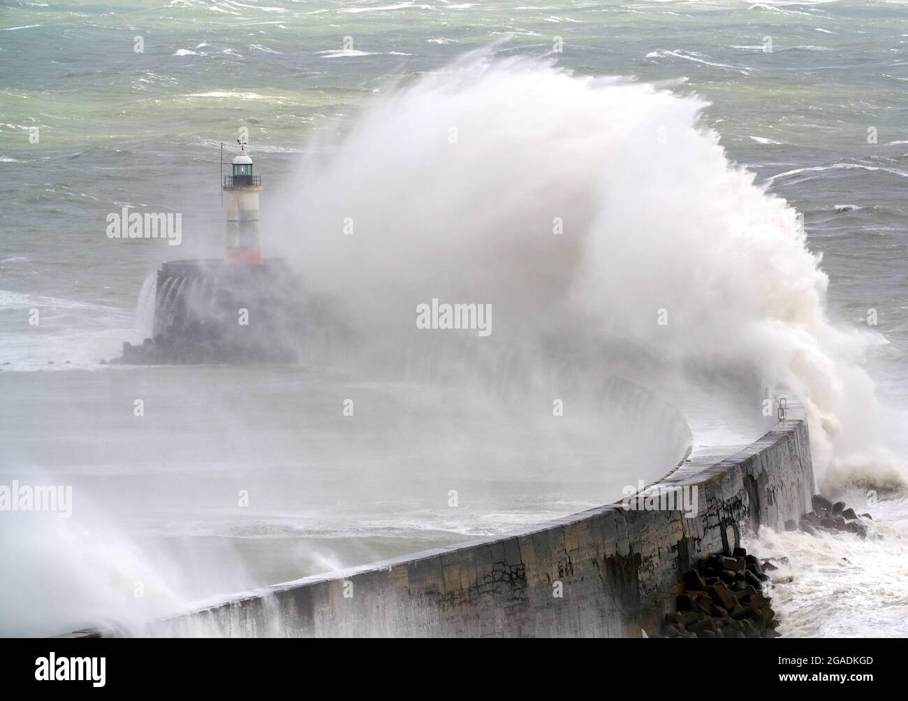 Newhaven, East Sussex, Royaume-Uni. 30 juillet 2021. Les vagues se brisent au-dessus du brise-lames de Newhaven alors que Storm Evert amène les mers agitées sur la côte sud. East Sussex. Credit: Peter Cripps/Alay Live News Banque D'Images