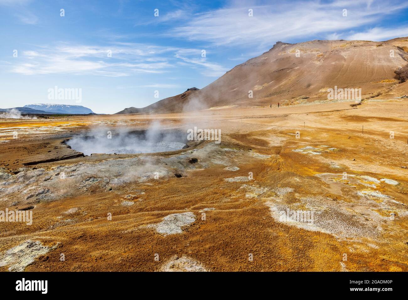 la vapeur s'élève des piscines de boue sulfureuse dans la zone surréaliste de paysage lunaire de l'hverir dans la région de namafjall à l'est du lac myvatn Banque D'Images