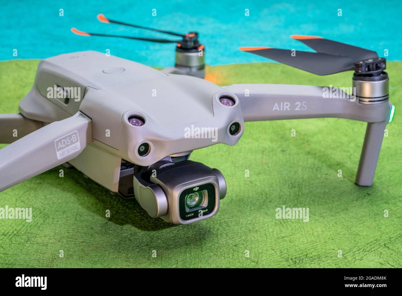 Fort Collins, CO, États-Unis - 12 juillet 2021: Nouveau DJI Mavic Air 2s contre le paysage de papier abstrait - un prosumer avancé pliant léger drone. Banque D'Images