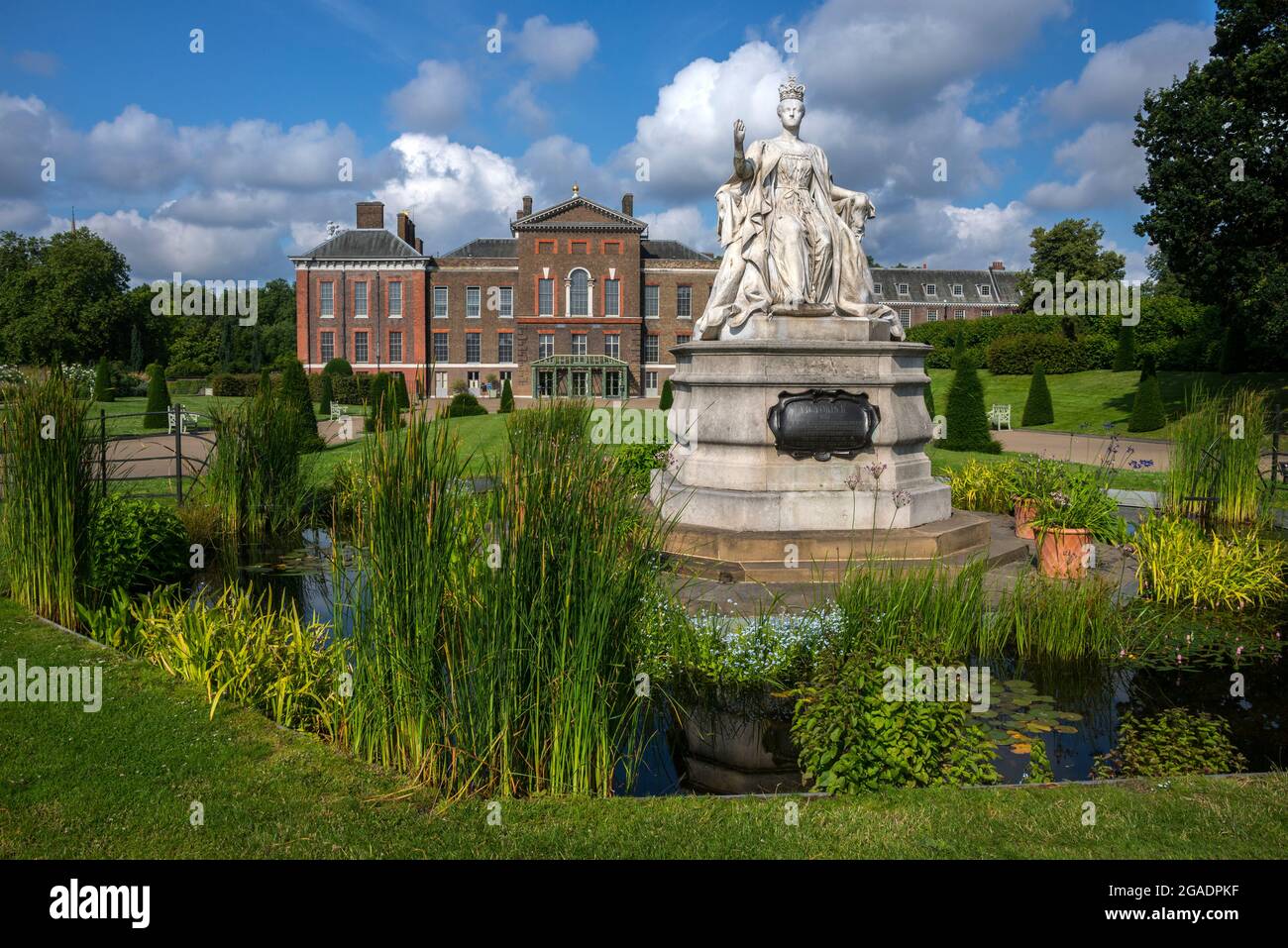 Statue de la reine Victoria en face du palais de Kensington, Londres Banque D'Images