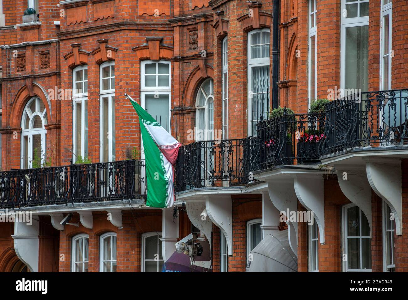 Kensington court, South Kensington montrant les drapeaux de l'ambassade Banque D'Images