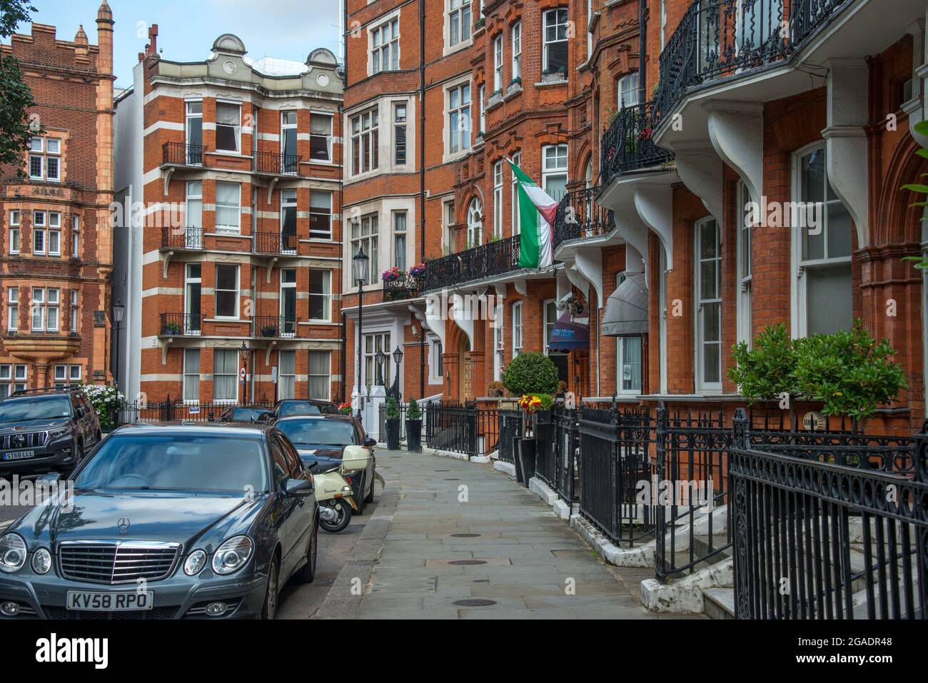 Kensington court, South Kensington montrant les drapeaux de l'ambassade Banque D'Images