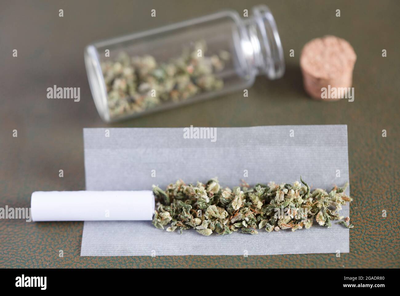 Bourgeons de marijuana avec joints de marijuana, avec filtre en carton,  papier à cigarettes et contenant de stockage Photo Stock - Alamy