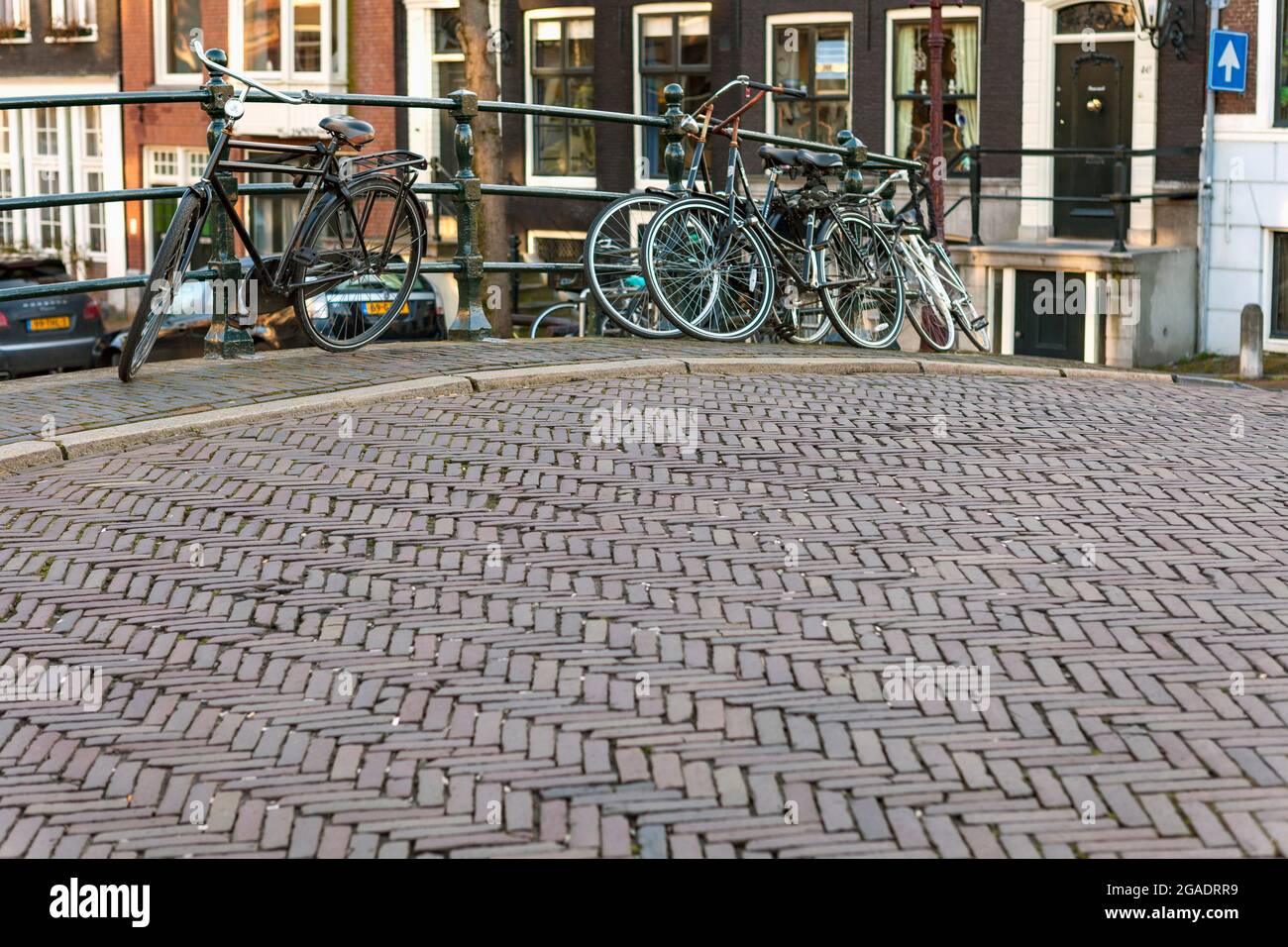 Vélos garés sur le pont voûté au-dessus de Keizersgracht, Amsterdam, pays-Bas Banque D'Images