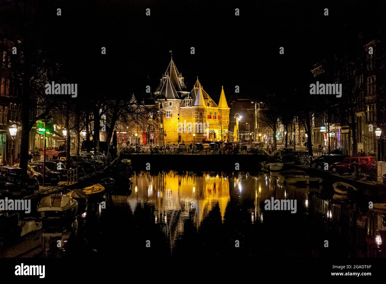 Le Waag, à l'origine une porte d'entrée de la ville, illuminé la nuit, Nieumarkt, Amsterdam, pays-Bas Banque D'Images