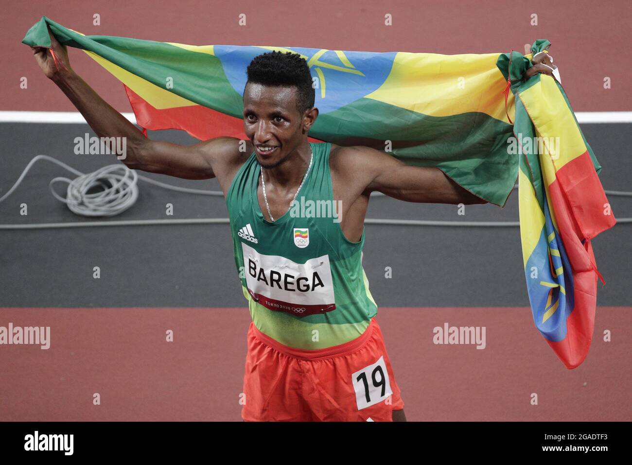 Tokyo, Japon. 30 juillet 2021. Selemon Barega en Ethiopie détient son drapeau national alors qu'il célèbre la victoire de la médaille d'or dans le 10000m masculin à la compétition Athlétique lors des Jeux Olympiques d'été de Tokyo à Tokyo, Japon, le vendredi 30 juillet 2021. Photo de Bob Strong/UPI. Crédit : UPI/Alay Live News Banque D'Images