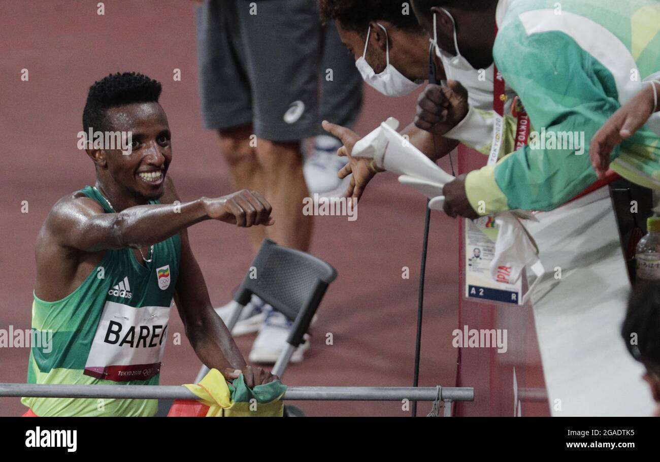 Tokyo, Japon. 30 juillet 2021. Selemon Barega en Ethiopie est accueilli par des supporters qui célèbrent la victoire de la médaille d'or dans le 10000m masculin lors de la compétition Athlétique lors des Jeux Olympiques d'été de Tokyo à Tokyo, au Japon, le vendredi 30 juillet 2021. Photo de Bob Strong/UPI. Crédit : UPI/Alay Live News Banque D'Images