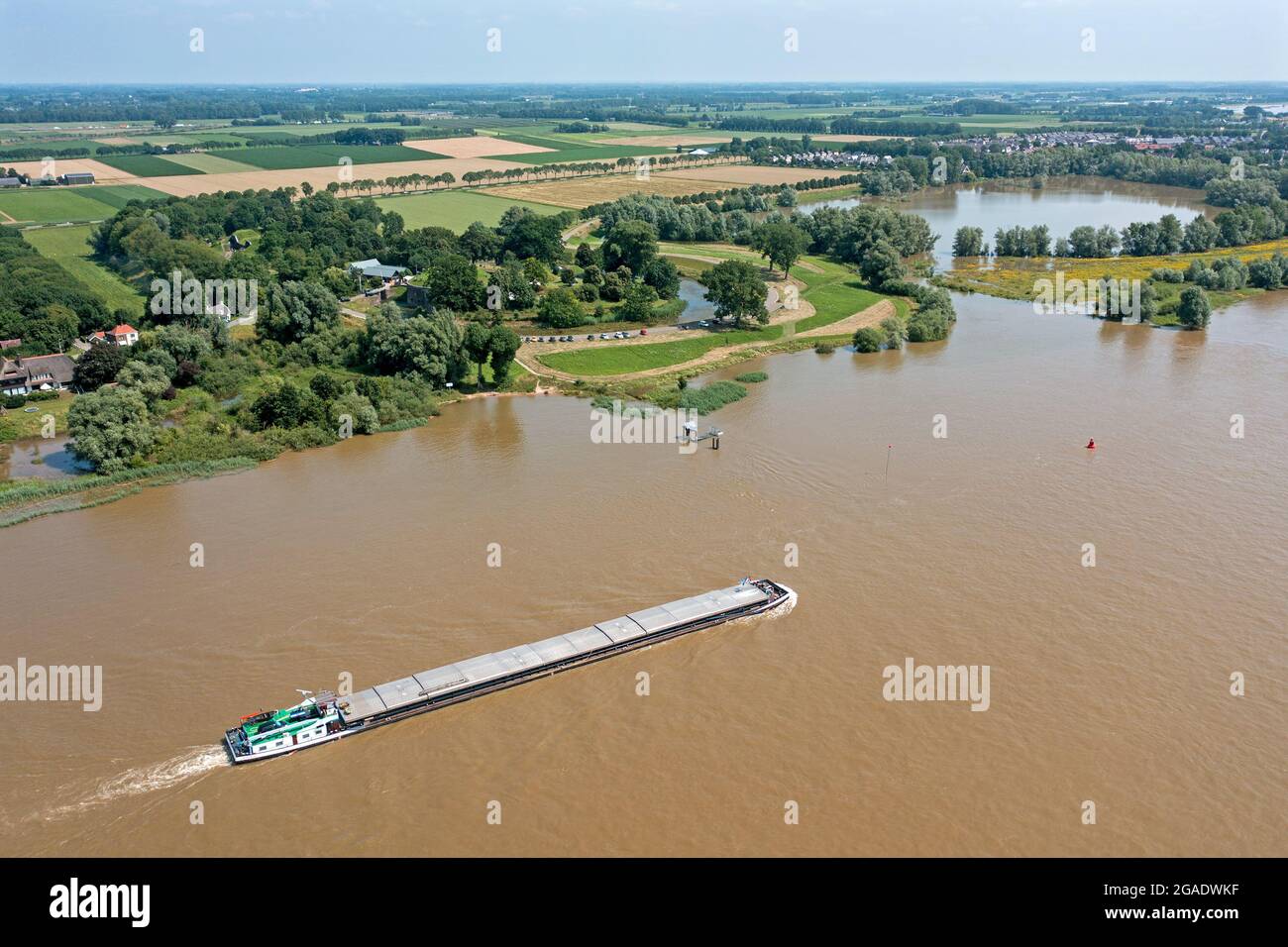 Aérien d'un cargo naviguant sur la Merwede dans un paysage inondé aux pays-Bas Banque D'Images