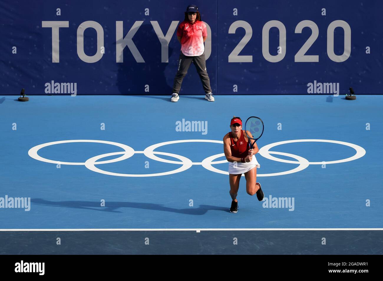Tokyo, Japon, 29 juillet 2021. Belinda Bencic de Team Switzerland sert pendant le match semi-fin féminin de tennis entre Belinda Bencic de Team Switzerland et Elena Rybakina de Team Kazakhstan le jour 6 des Jeux Olympiques de Tokyo 2020. Credit: Pete Dovgan/Speed Media/Alay Live News Banque D'Images