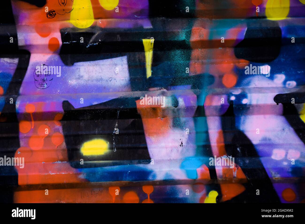 Graffiti abstrait de couleur avec lettres. Banque D'Images