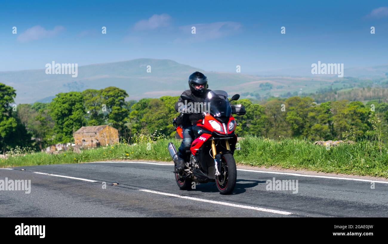 Motocycliste sur une BMW S1000XR tourer en descendant la A684 à Wensleydale, près de Hawes, North Yorkshire, Royaume-Uni. Banque D'Images