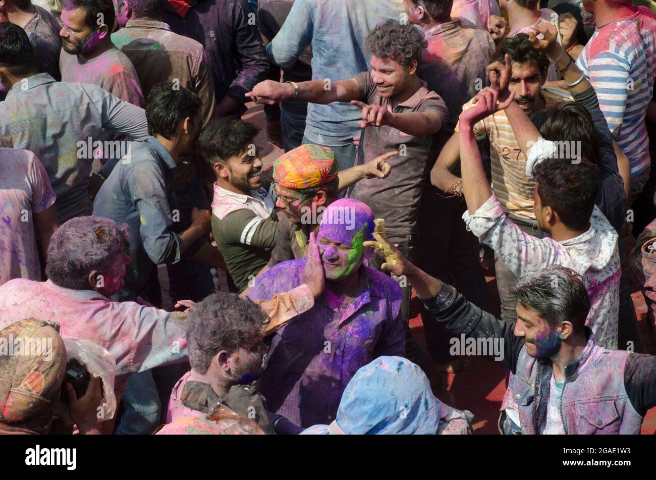 Les passionnés célèbrent le festival Holi Banque D'Images