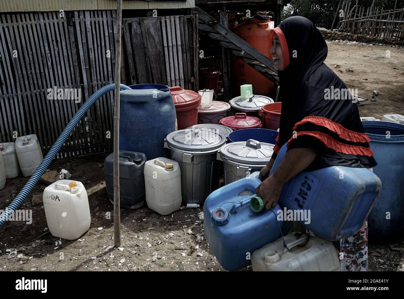 Maros, Sulawesi du Sud, Indonésie. 30 juillet 2021. Un certain nombre d'habitants de Binanga Sangkara Hamlet, village d'Ampekale, district de Bontoa, Régence de Maros, Sulawesi Sud, L'Indonésie attend la distribution d'eau propre de la part de la police qui leur a été donnée. Les résidents qui vivent sur cette côte sont très difficiles à obtenir de l'eau propre parce que leur village est proche de la mer. Ils doivent marcher de longues distances pour obtenir de l'eau propre ou acheter de l'eau à un fournisseur d'eau qui vient en voiture. (Credit image: © Herwin Bahar/ZUMA Press Wire) Credit: ZUMA Press, Inc./Alamy Live News Banque D'Images