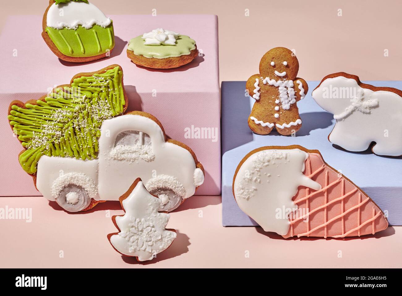 Biscuits au pain d'épice sur fond rose et bleu pastel Photo Stock - Alamy