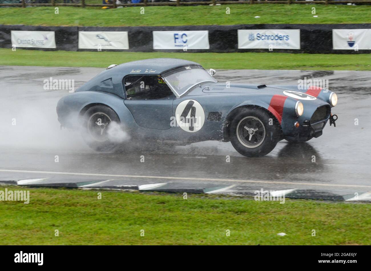 Voiture de course AC Cobra 289 en compétition dans la course d'endurance RAC Tourist Trophy Celebration au Goodwood Revival 2013 dans des conditions humides. Pluie Banque D'Images