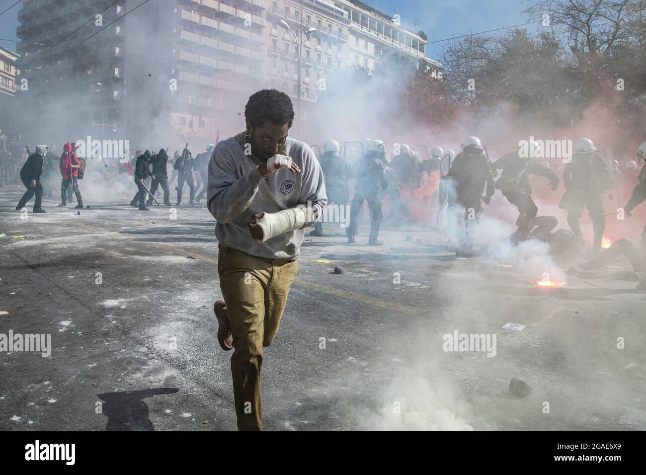 Beckett (2021) dirigé par Ferdinando Cito Filomarino et portant John David Washington comme Beckett. Un touriste américain impliqué dans un tragique accident de voiture en Grèce qui se trouve au centre d'une dangereuse conspiration politique et en course pour sa vie. Banque D'Images