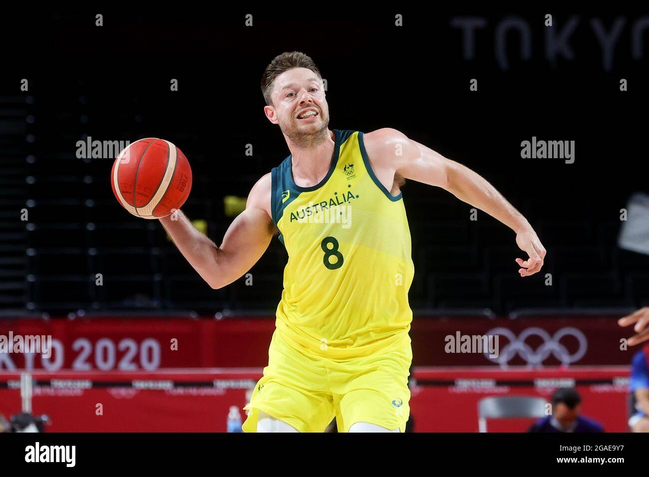 Tokyo, Japon, 25 juillet 2021. Matthew Dellavedova de Team Australia passe le ballon lors du Round Group B préliminaire de basketball masculin - match 3 entre l'Australie et le Nigeria le deuxième jour des Jeux Olympiques de Tokyo 2020. Credit: Pete Dovgan/Speed Media/Alay Live News Banque D'Images